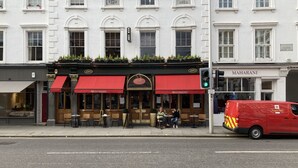 A Chelsea Brasserie with outdoor seating, a red awning, and a Royal Mail van parked nearby. - Wonderful Chelsea Flat, 2 Bedrooms, 2 Bathrooms (London)