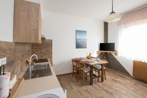 Fridge, stovetop, coffee/tea maker, electric kettle - New apartment Marin Punta-Umag near the sea (Umag)