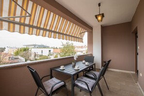 Outdoor dining - New apartment Marin Punta-Umag near the sea (Umag)
