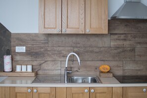 Fridge, stovetop, coffee/tea maker, electric kettle