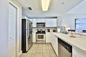 ثلاجة، ميكروويف، فرن، موقد طهي مسطح