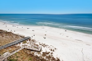 På stranden
