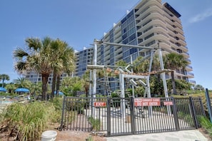 Un hôtel à plusieurs étages au design moderne, doté de balcons et de grandes fenêtres.