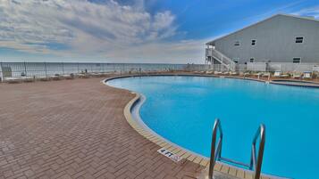 Een verwarmd zwembad