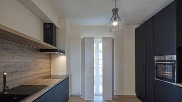 Frigorífico, horno, placa de cocina y lavavajillas