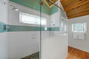 Baignoire, séchoir à cheveux, serviettes fournies