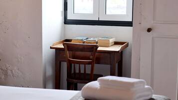 1 bedroom, travel crib, bed sheets