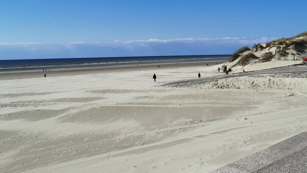 A wide sandy beach with a clear sky and a few clouds. - Studio Cosy au Clos Fleuri 2 Personnes (Berck)