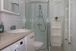 Shower, towels - CENTER house with apartments / Apartment Center "A" (Umag)