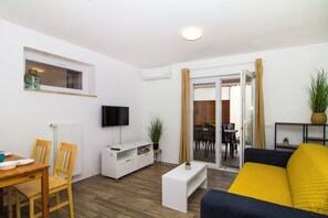 TV - CENTER house with apartments / Apartment Center "A" (Umag)