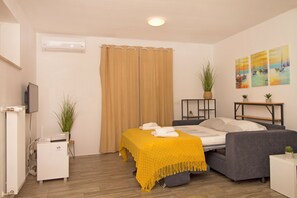 2 bedrooms, iron/ironing board, WiFi, bed sheets