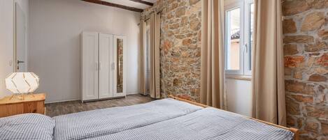 2 bedrooms, WiFi, bed sheets