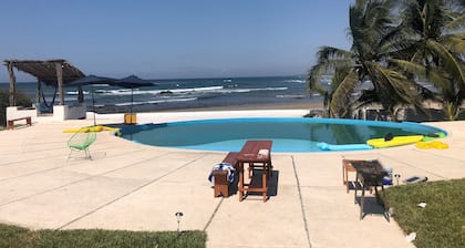 Secluded beachfront villa w/pool near Troncones and 30 min from Lazaro Cardenas
