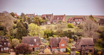 Idyllic Country Cottage Green Pastures