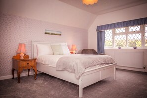 3 bedrooms, iron/ironing board, travel crib, free WiFi - Idyllic Country Cottage Green Pastures (East Dean)