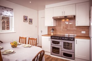 Fridge, microwave, oven, stovetop - Idyllic Country Cottage Green Pastures (East Dean)