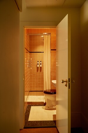 Articles de toilette de luxe, sèche-cheveux, chaussons