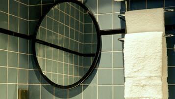 Ein Badezimmer mit Waschbecken, Spiegel und Handtuchhalter.