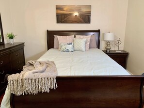 Soundproofing, free WiFi - The Gorge View Villa-with Yard & Parking (Niagara Falls)