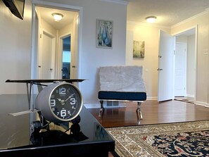 50-inch TV with cable channels - The Gorge View Villa-with Yard & Parking (Niagara Falls)