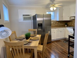 Fridge, oven, coffee/tea maker, electric kettle - The Gorge View Villa-with Yard & Parking (Niagara Falls)
