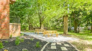 A park with picnic tables and a brick building. - The Gorge View Villa-with Yard & Parking (Niagara Falls)