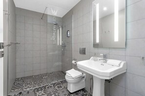 Dusj, hårføner og håndklær