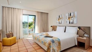 Une chambre d’hôtel avec un grand lit, une petite table, une chaise et une vue sur l’extérieur.