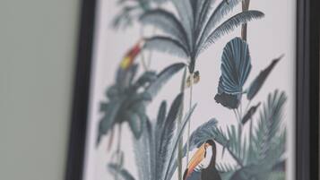 Ilustración botánica enmarco con plantas tropicales y aves.