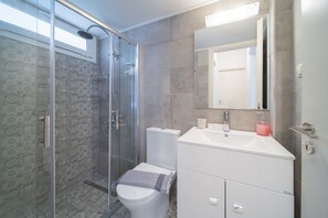 Duschwanne, Haartrockner, Handtücher, Seife