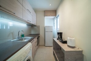 Kühlschrank, Ofen, Wasserkocher mit Kaffee-/Teezubehör, Wasserkocher