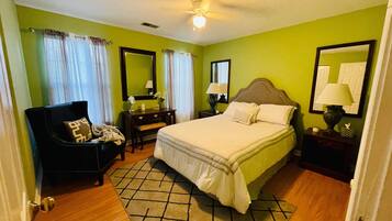 5 bedrooms, desk, iron/ironing board, travel crib