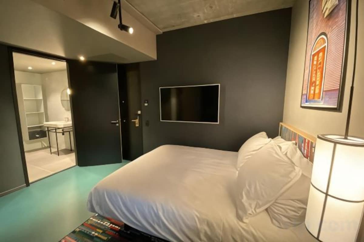 Hypo-allergenic bedding available, in-room safe, desk, laptop workspace