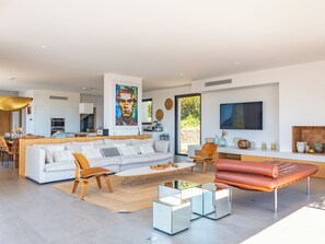 Téléviseur, foyer, livres, bureau