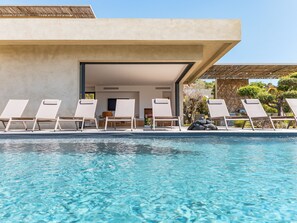 حمّام سباحة مُدفَّأ