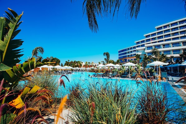 Indoor pool, seasonal outdoor pool, pool loungers