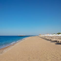 Aan een privéstrand, een strandbar