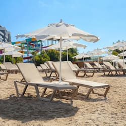 Aan een privéstrand, een strandbar
