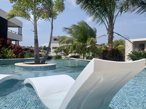 Una piscina con cascada