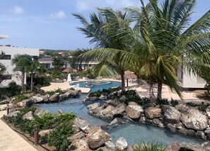 Una piscina con cascada