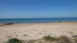 A beach with clear skies and calm waters. - Villa Sabbie D'oro (Cava D'aliga)