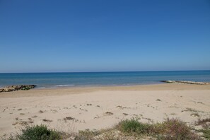 Playa en los alrededores, camastros y toallas de playa