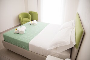 3 dormitorios, tabla de planchar con plancha, cuna de viaje