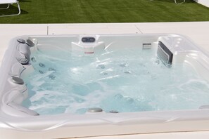 Outdoor spa tub - Villa Sabbie D'oro (Cava D'aliga)