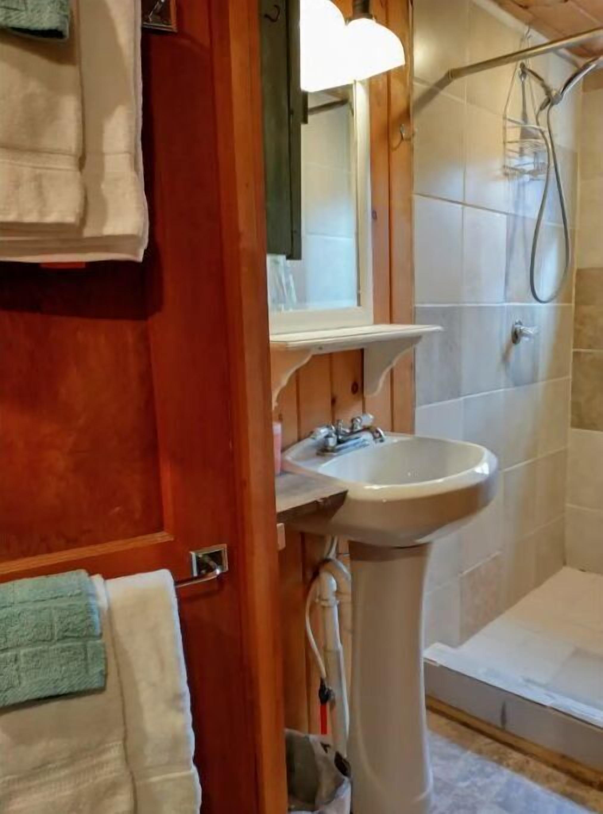 Douche, serviettes fournies, savon, shampoing