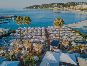 Una spiaggia nelle vicinanze, lettini da mare