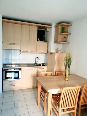 Een koelkast, een microgolfoven, een oven, een kookplaat