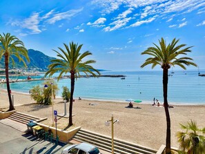Una spiaggia nelle vicinanze, lettini da mare