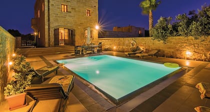 Villa Blueberry Hills - Large rustic farmhouse with private pool & amazing views