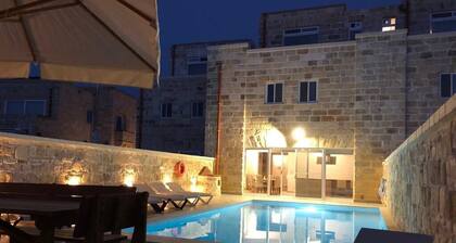 Villa Lyons - Modern villa with private pool and spectacular country views